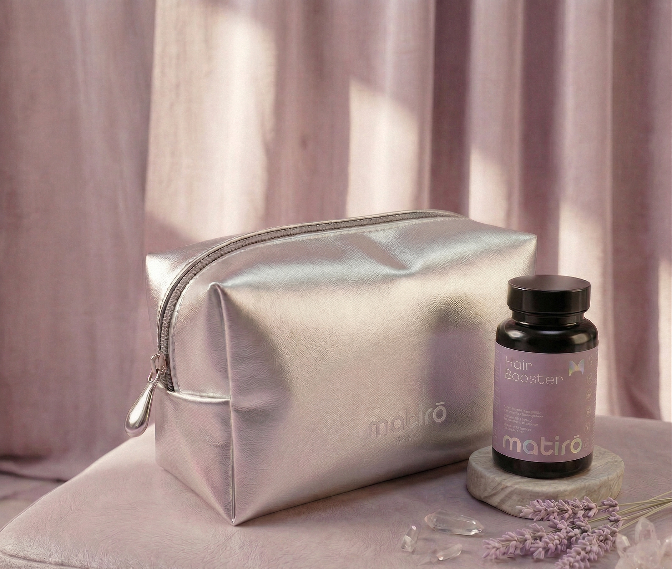 Trousse Matirō — trousse de beauté argentée avec les produits Matirō