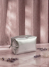 Trousse Signature Silver Matirō — trousse argentée sur fond marbre, logo en relief