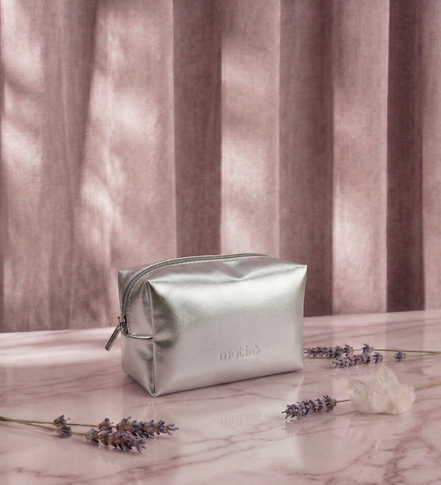 Trousse Signature Silver Matirō — trousse argentée sur fond marbre, logo en relief