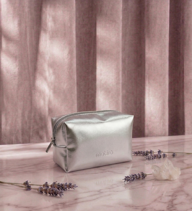 Trousse Signature Silver Matirō — trousse argentée sur fond marbre, logo en relief