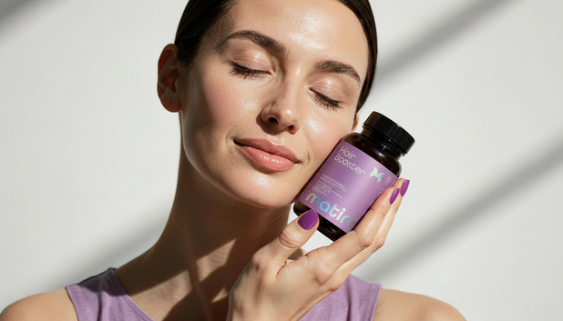 Hair Booster Matirō tenu dans une main, complément cheveux biotine et Ubé