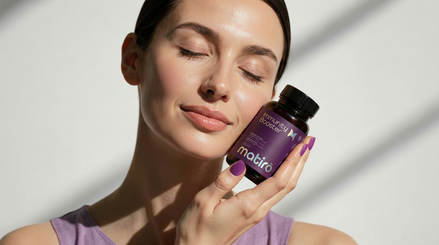 Immunity Booster Matirō tenu par une femme, complément immunité vegan