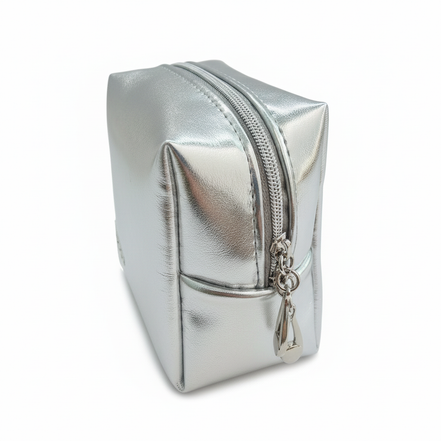 Trousse Signature Silver Matirō — vue de profil, finition métallisée