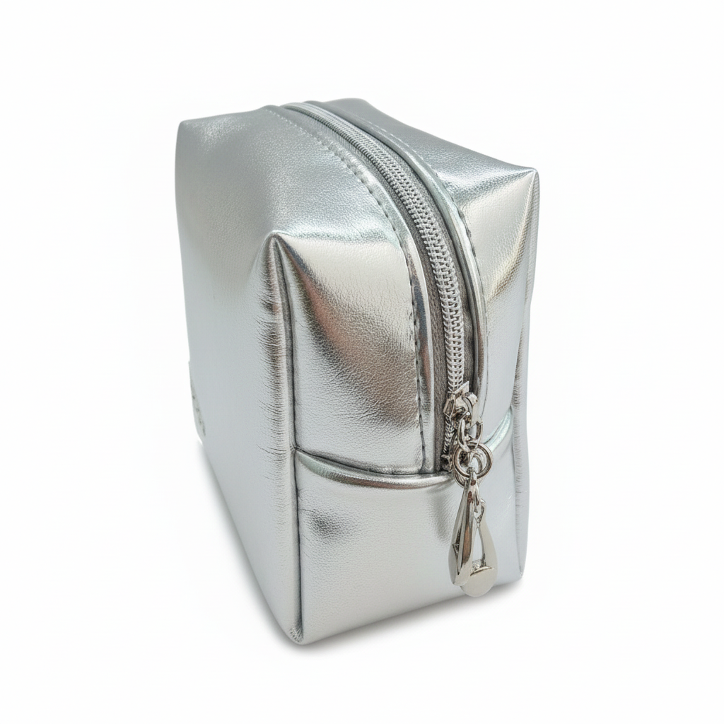 Trousse Signature Silver Matirō — vue de profil, finition métallisée